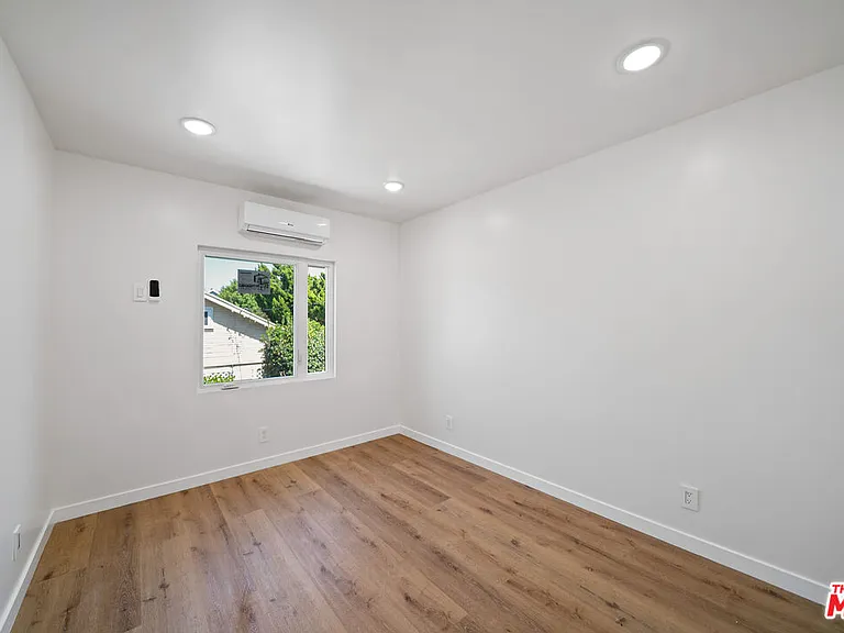 1029 N Gardner St — Photo 11