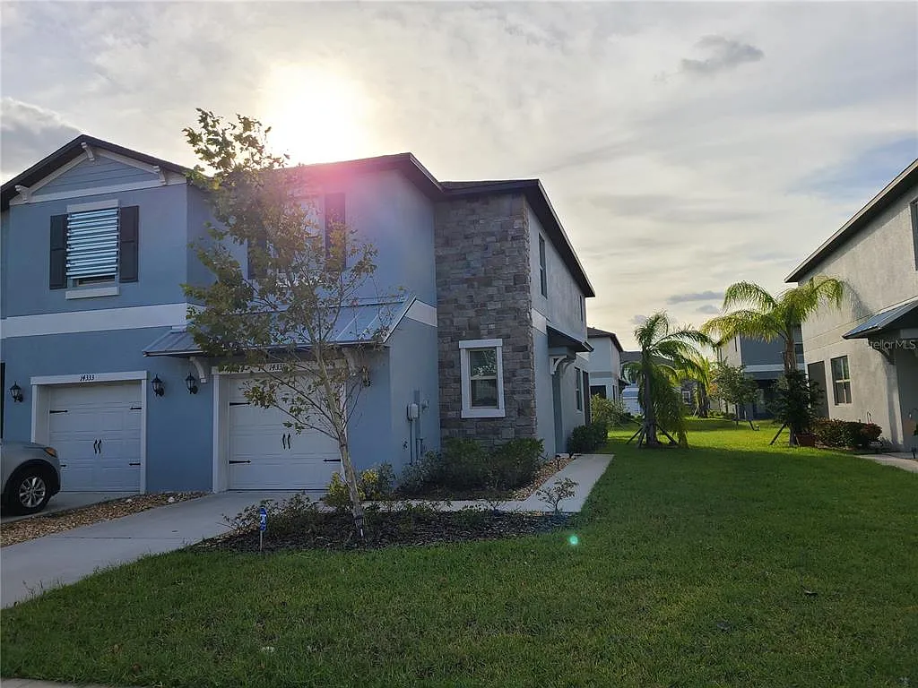 3 bed, 2.5 bath, 1787 sqft, $2,300 — Photo 2