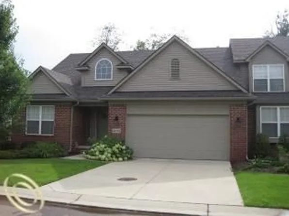 1193 Wind Chime Dr #1, Waterford, MI 48327