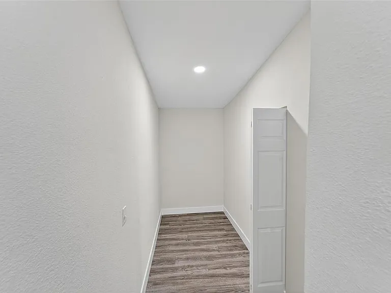 2525 W Beach St — Photo 20