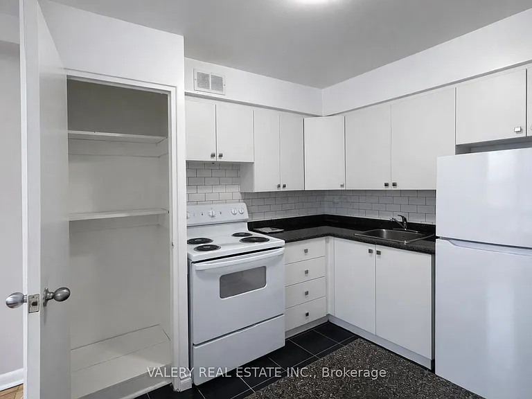 42 Thorncliffe Park Dr #506 — Photo 2
