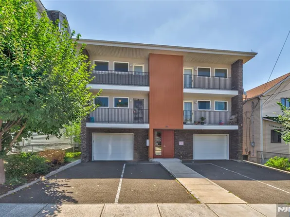148 Oakwood Ave Room A, Cliffside Park, NJ 07010