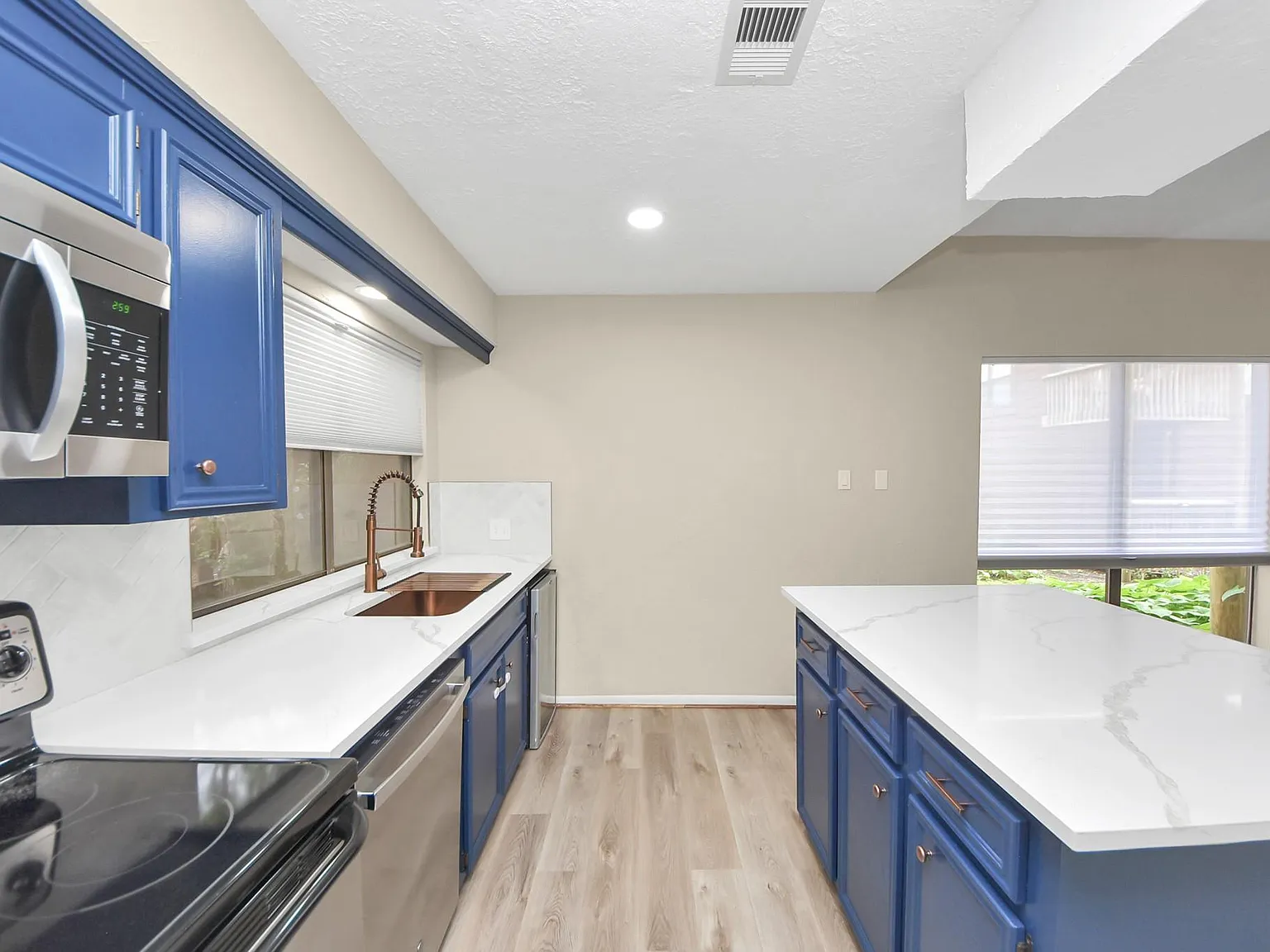 2 bed, 2.0 bath, 1499 sqft, $1,800 — Photo 2