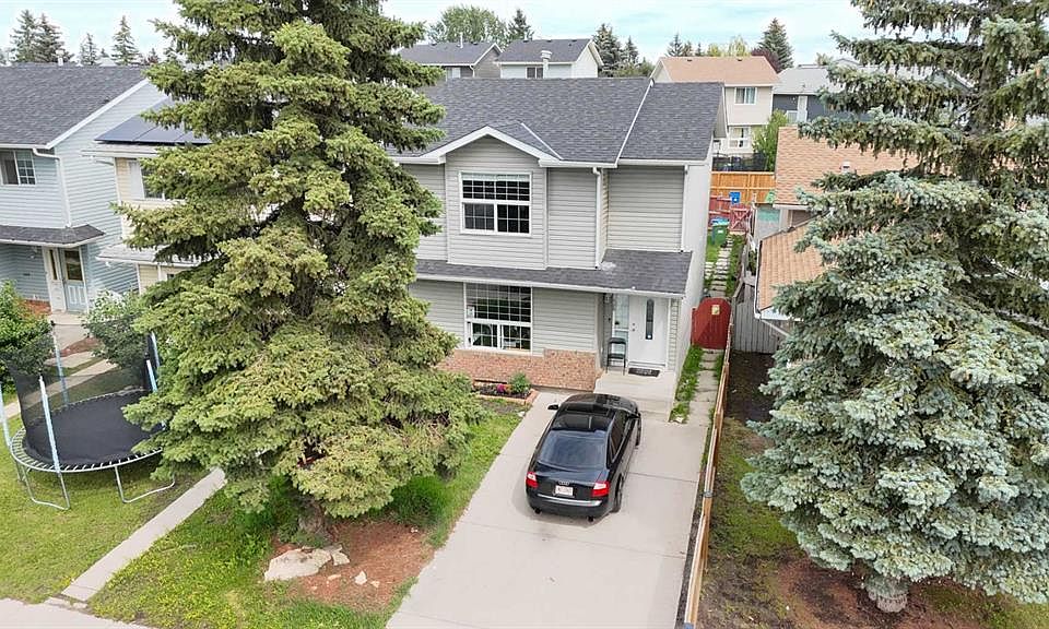 1st image of 136 Martindale Dr NE