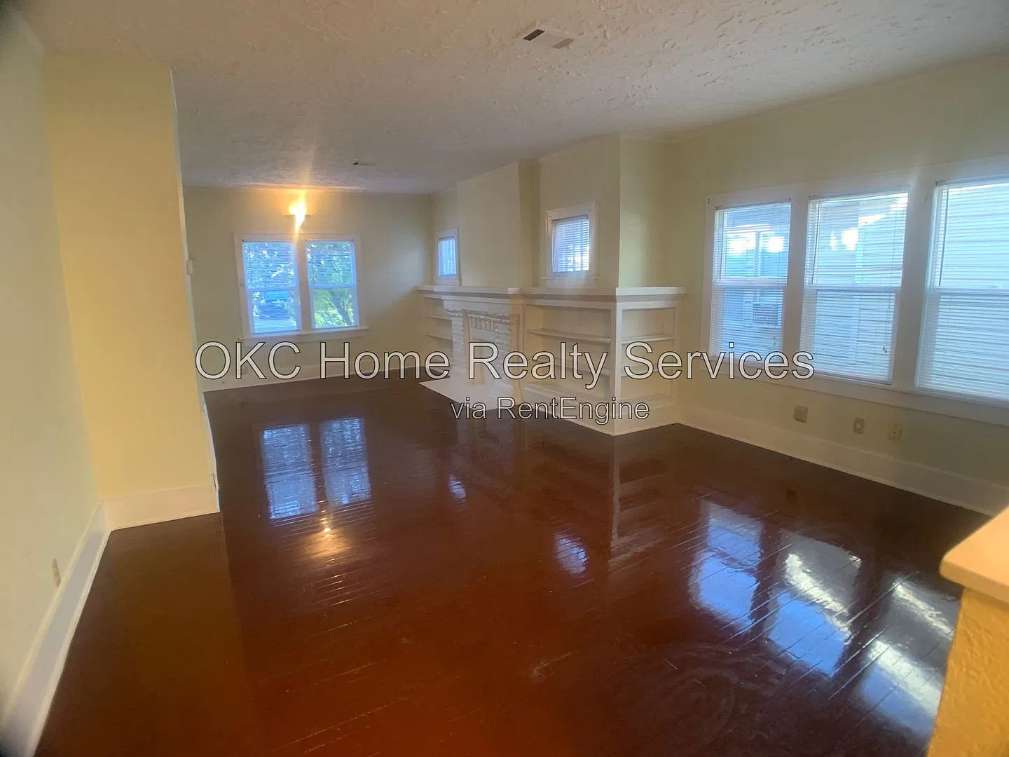 2 bed, 1.0 bath, 1047 sqft, $1,095 — Photo 3