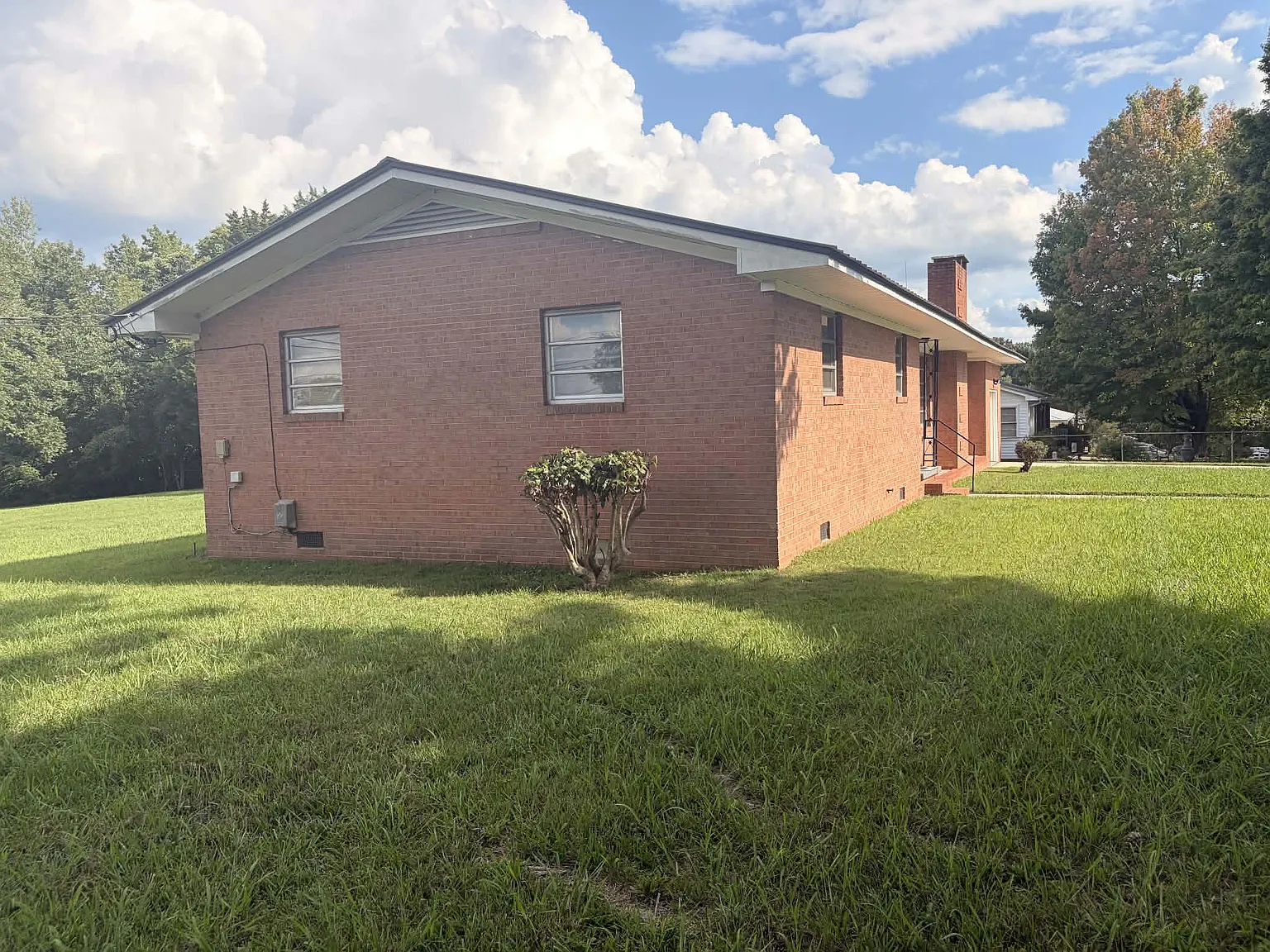 3 bed, 1.5 bath, 1440 sqft, $2,000 — Photo 2