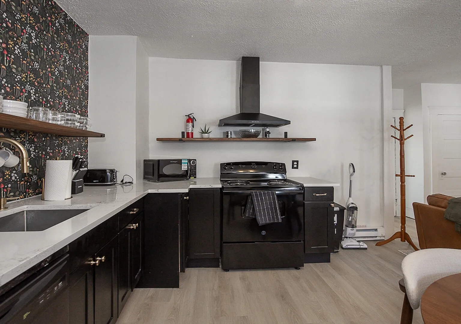 Convenient & Cozy, Blocks from Metro Health, 15 mins from CC — Photo 1
