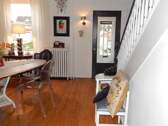 3rd image of 813 Young St
