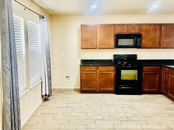 5th image of 332 Chalkstone Dr