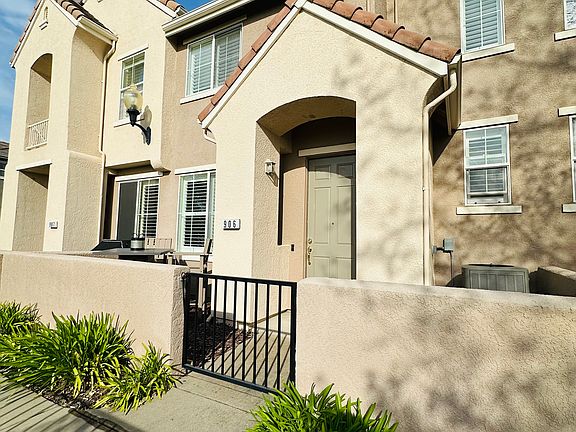 3rd image of 906 Esplanade Cir