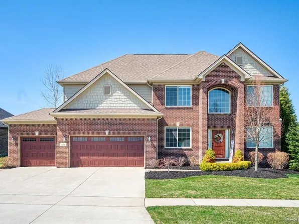 321 Golfside Dr, Oxford, MI 48371