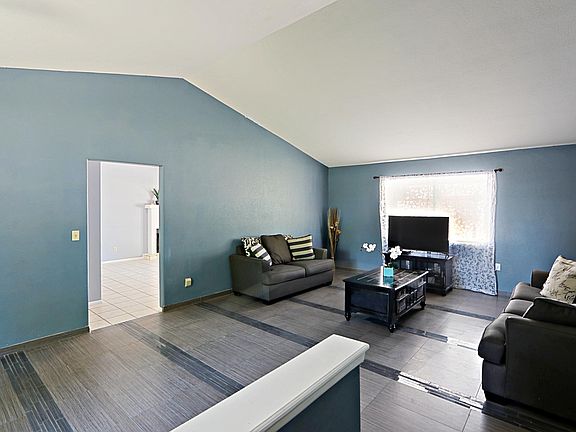 4th image of 1022 W Blackhawk Dr