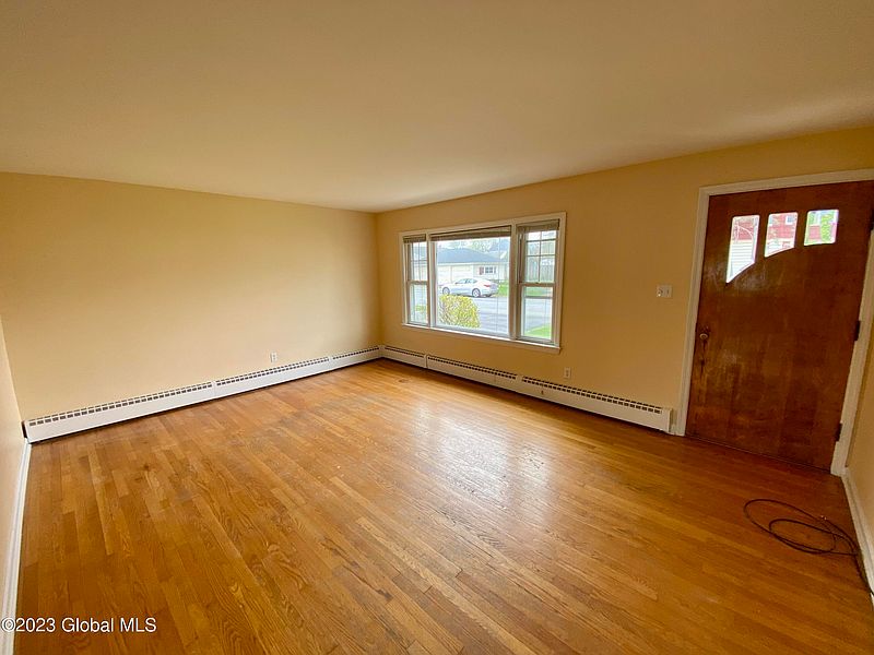 4th image of 1075 Laura Street