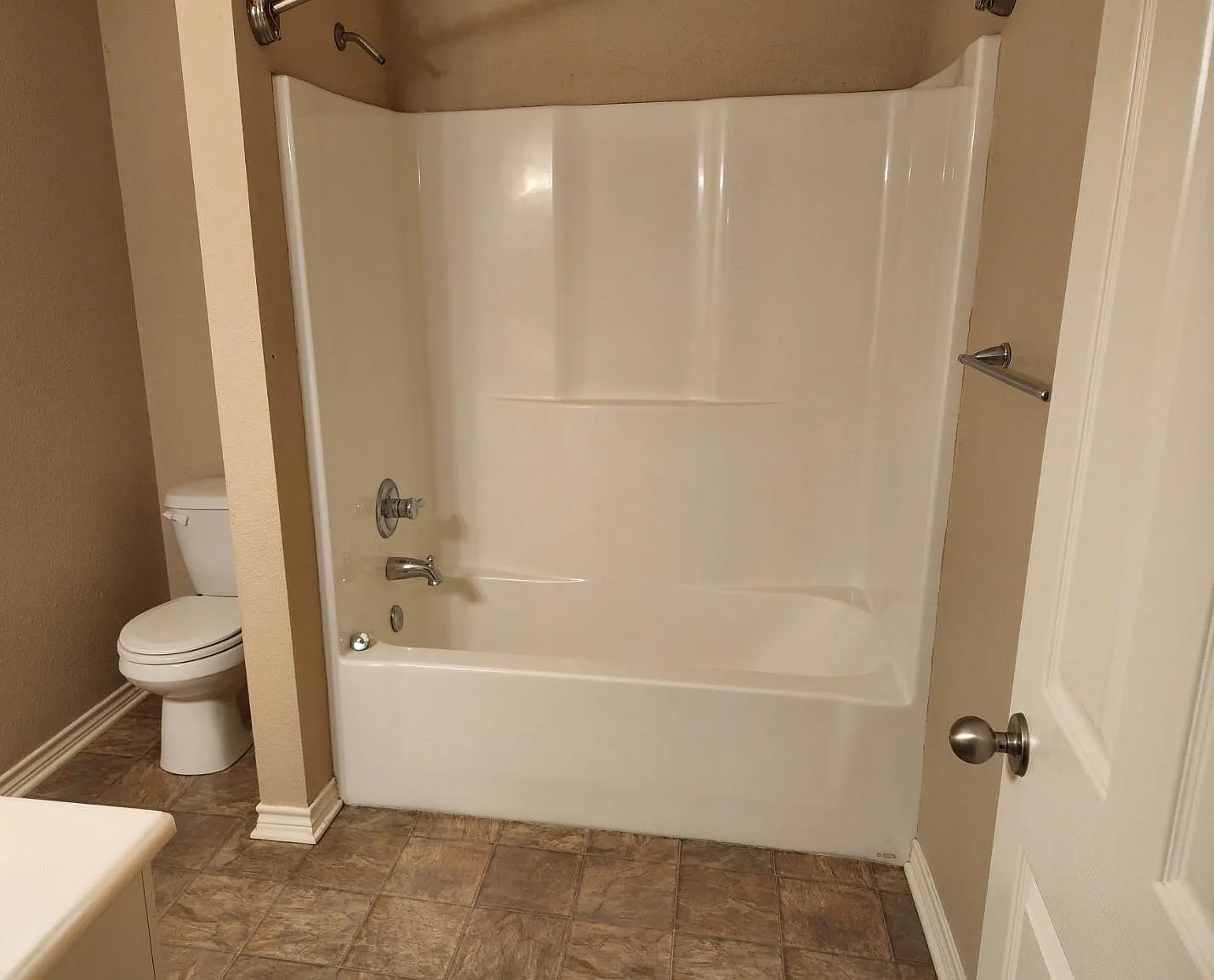 2 bed, 1074 sqft, $1,300 — Photo 4
