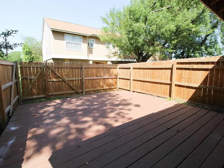 933 Schertz Pkwy — Photo 28