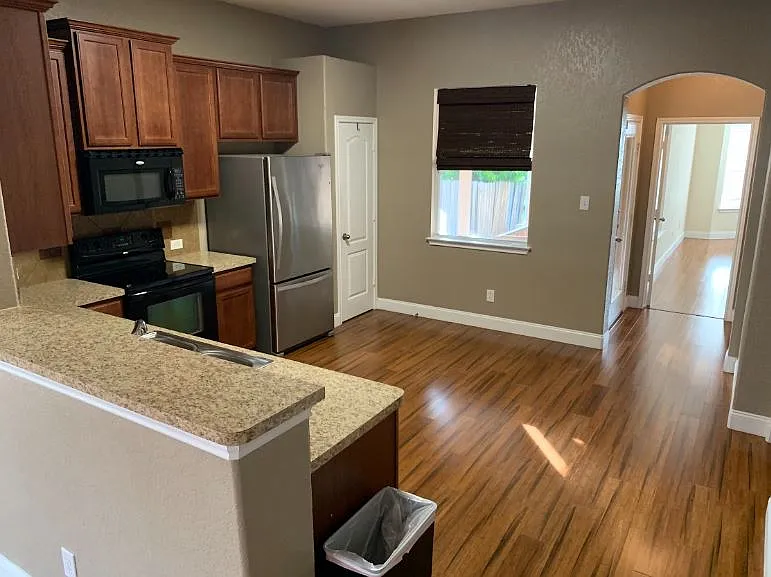 3 bed, 1476 sqft, $1,700 — Photo 3