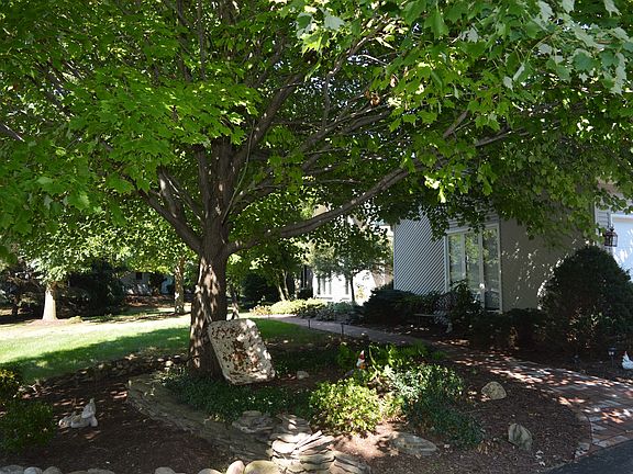 2nd image of 6 Fountainbleu Dr
