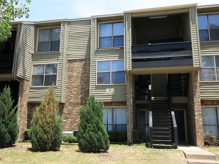 Preston Racquet Club Apartments — Photo 21