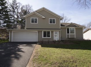 19 Hickory Ln, Algonquin, IL 60102