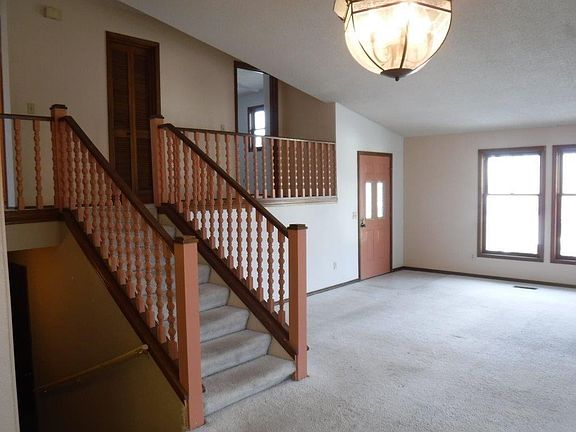 3rd image of 18 Estes Dr