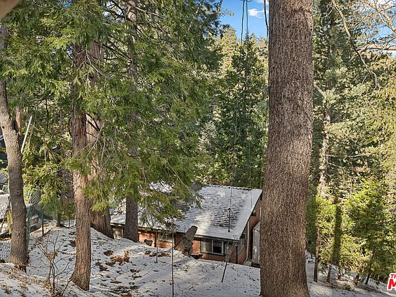 3rd image of 589 Clubhouse Dr