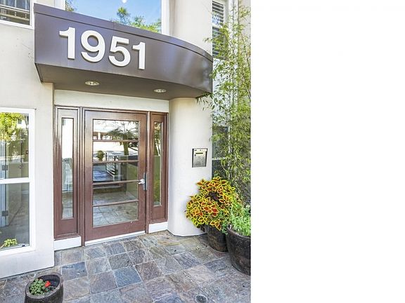 3rd image of 1951 N Beachwood Dr APT 102