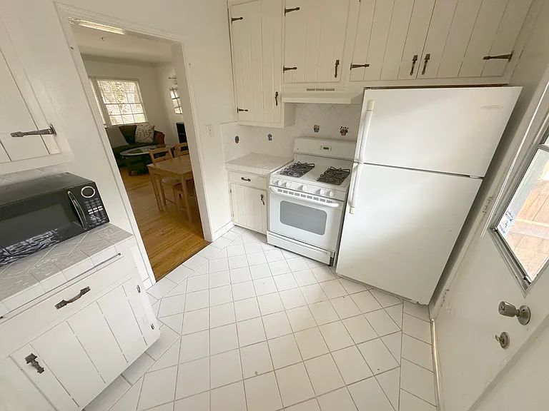 626 VETERAN AVE, Unit B, Westwood, CA 90024 - Kitchen w/ Dishwasher & Microwave