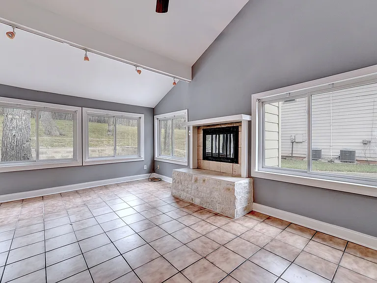 31 Marina Cir — Photo 6