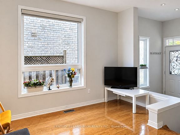 5th image of 52 Kentley St