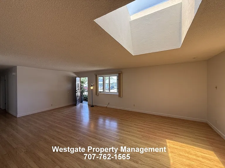 1336 Marian Way — Photo 6