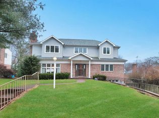 8 Stony Run Rd, Great Neck, NY 11023