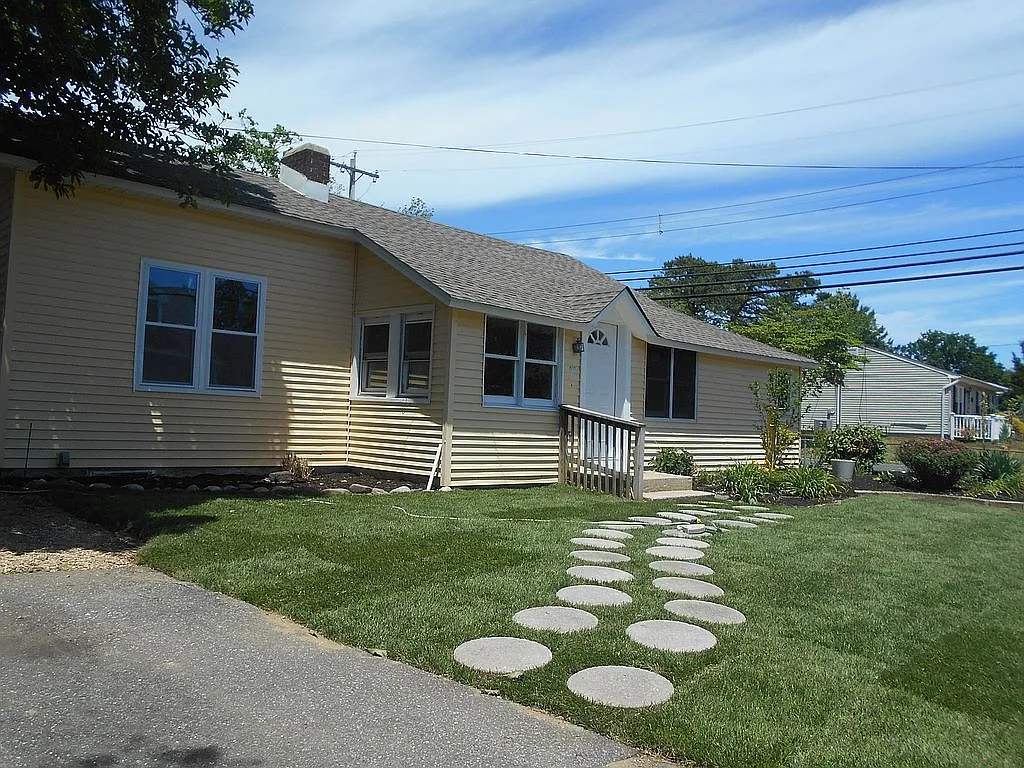 900 Tiller Ave photo 1