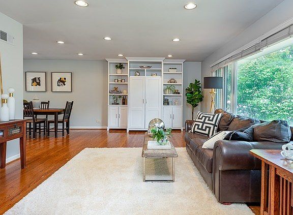 2nd image of 544 Castlewood Ln