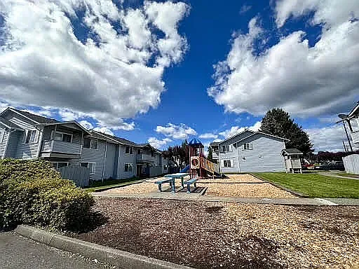 Liberty Square Apartments — Photo 18
