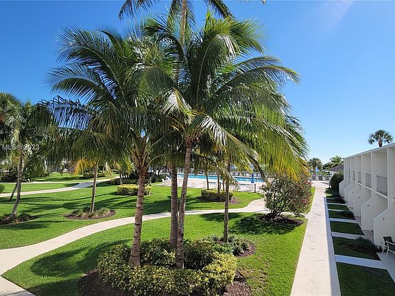3rd image of 881 Ocean Dr #Townhouse 10