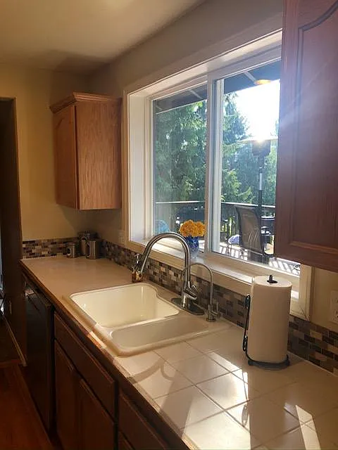 4 bed, 2.5 bath, 2200 sqft, $3,950 — Photo 3