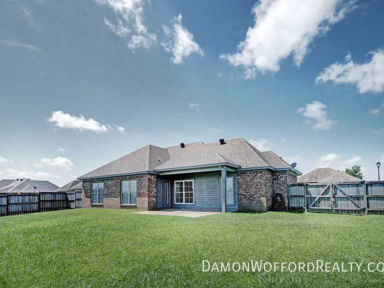 142 Lakeway Dr — Photo 26