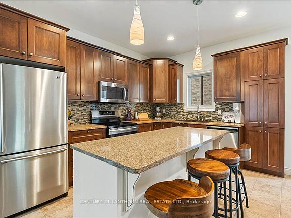 4th image of 18 McDougall Dr