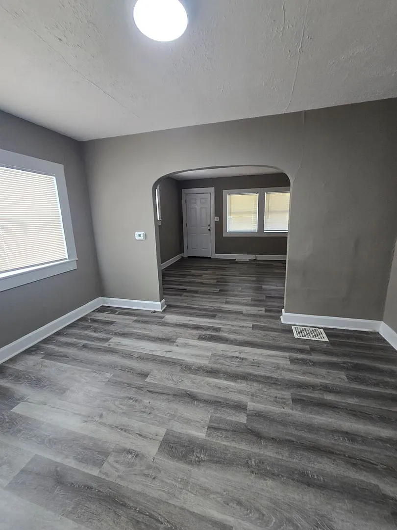 Spacious One Bedroom Duplex Near E. Michigan and Emerson — Photo 4