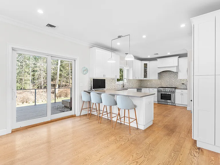 52 Glenwood Ave — Photo 6