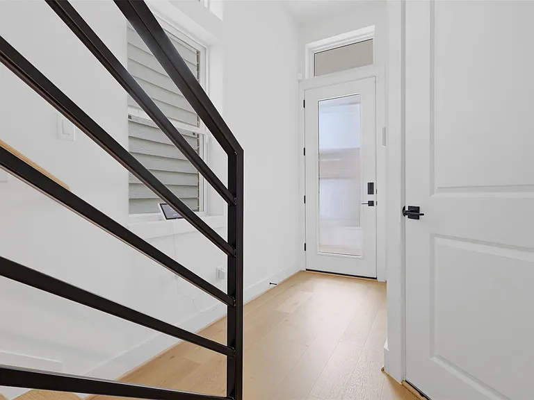 326 Eastwood St — Photo 4