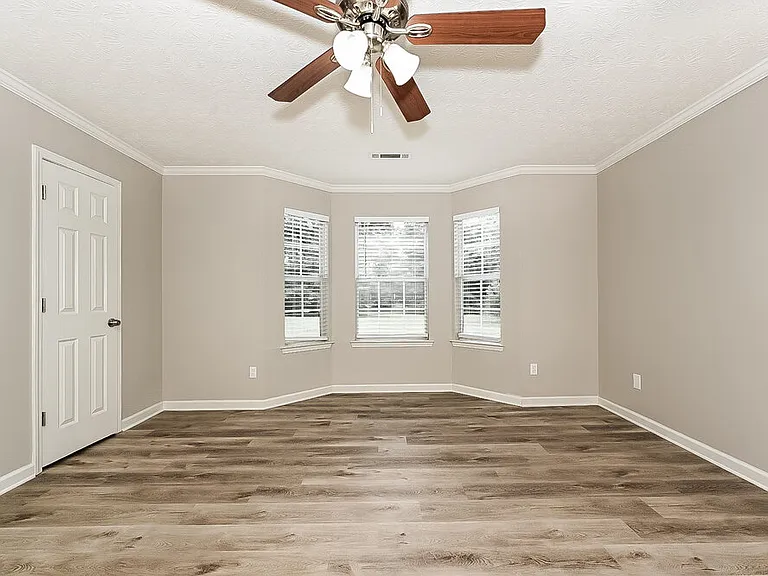 611 Longstreet Ln — Photo 12