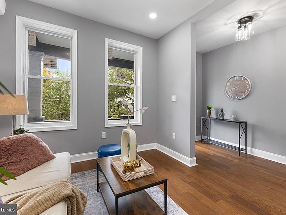 5th image of 914 5th St NE