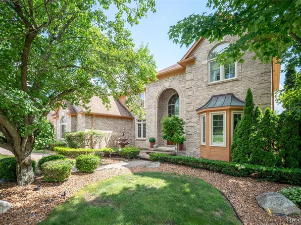 2935 Ivy Hill Dr, Commerce Township, MI 48382