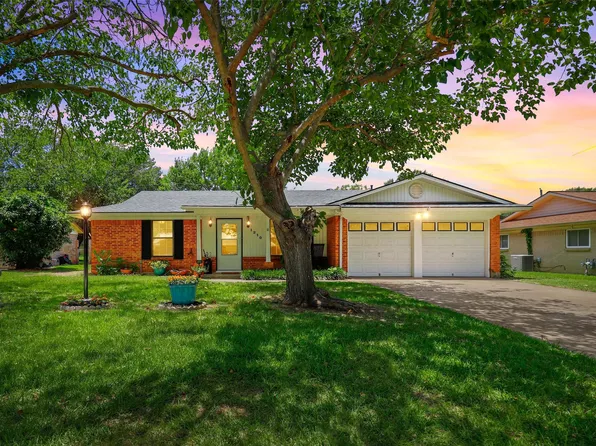 1210 Cozby St E, Benbrook, TX 76126