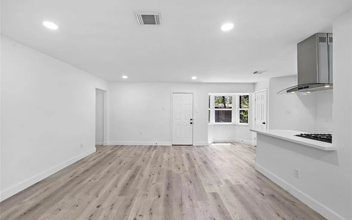 9618 Glenwood Forest Dr — Photo 2