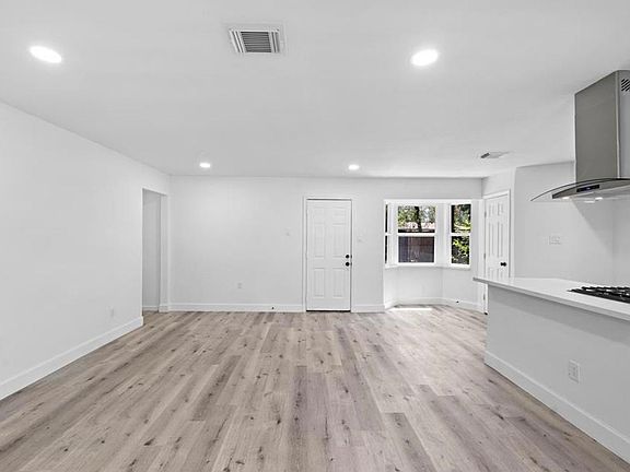 2nd image of 9618 Glenwood Forest Dr