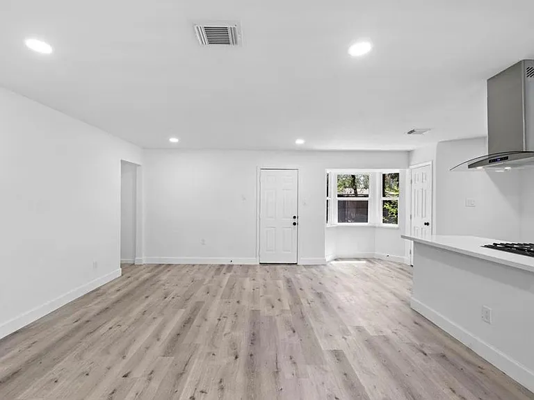 9618 Glenwood Forest Dr — Photo 2