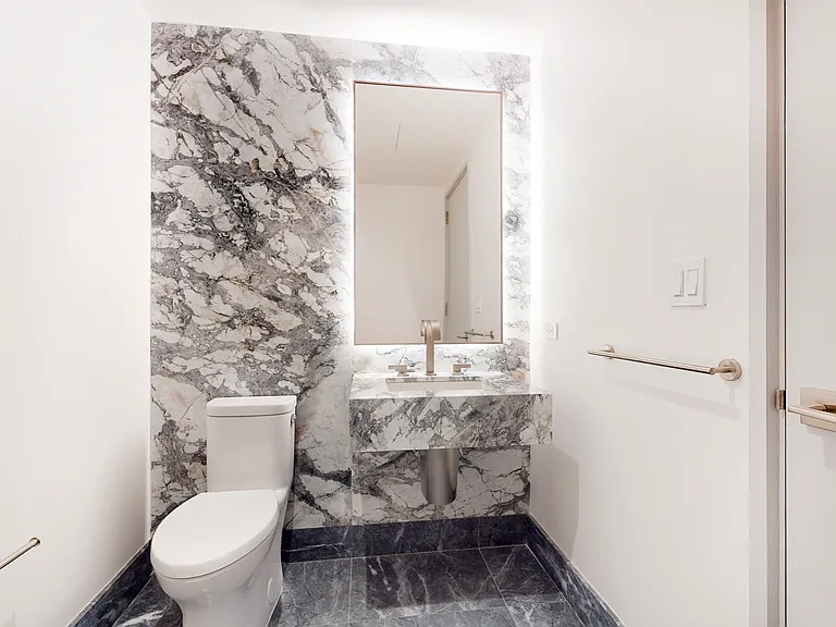 101 W 14th St #8B — Photo 11