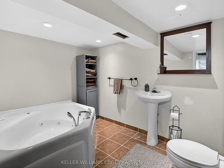 209 Glendale Ave N — Photo 30
